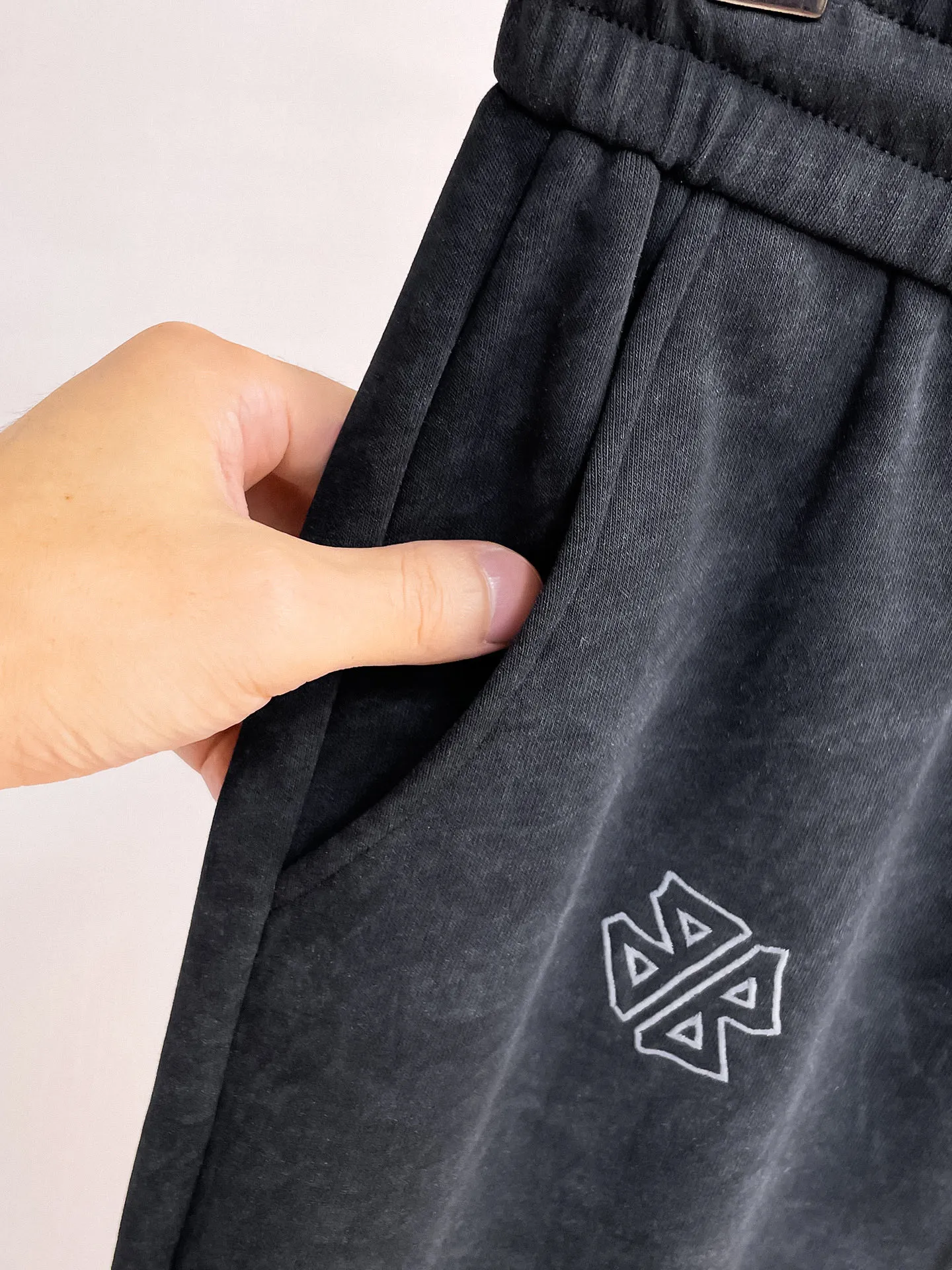 Balenciaga 🆕2026 Autumn and Winter New Arrival Casual Pants! The official website will be released simultaneously. Brand Classic LOGO casual pants, customized fabrics, excellent comfort and strong touch. Highly recognisable, perfect appearance and craftsmanship. Size:M-3XL